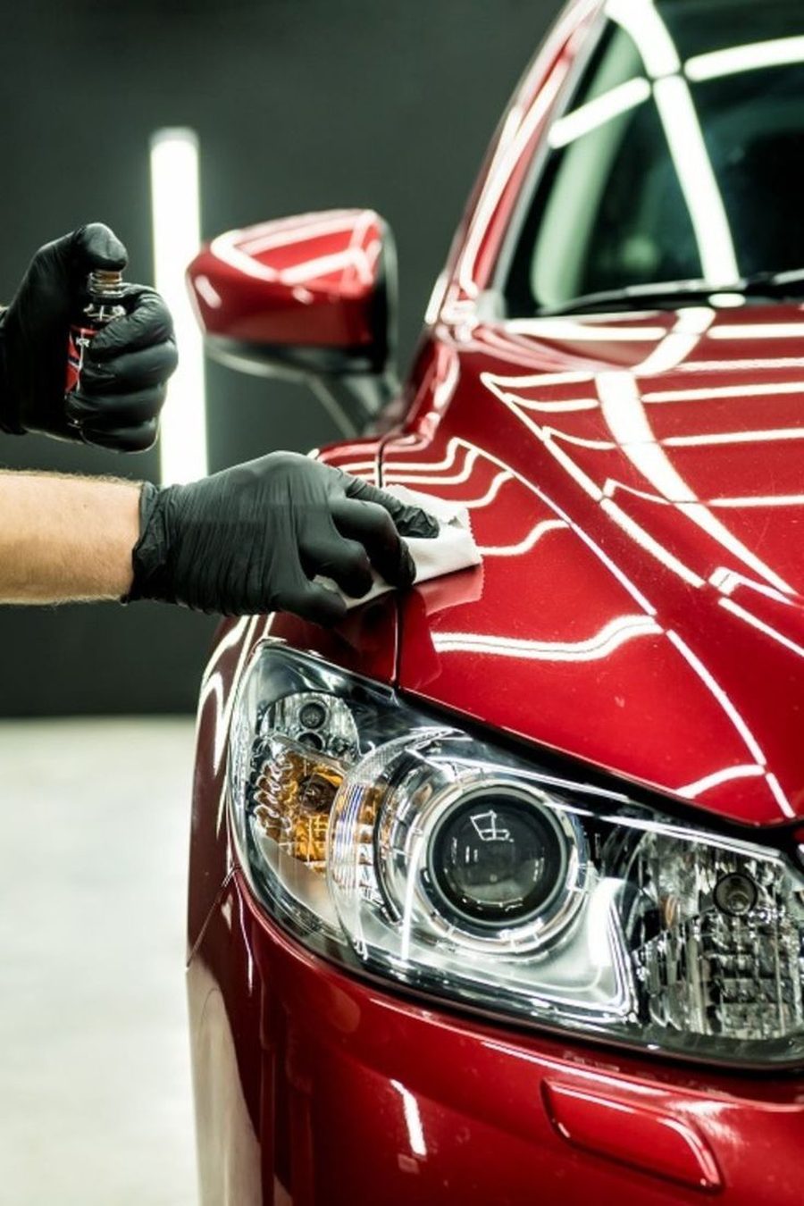 Carro vermelho recebendo aplicação de vitrificação
